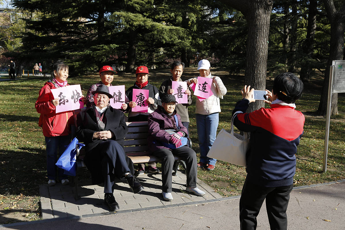 老年人旅游夕阳红旅行社好。夕阳红旅行社是针对老年人的全国连锁国际旅行社。致力于打造中国老年产业让老年人从身体、心理、居家环境各个方面得到满足形成健康生活氛围。打造一个集健康医疗、健康、保健及老年居家养老、度假、娱乐一站式平台。夕阳红春游旅行观光团秋天举行的红色旅行观光旅游团每个团队里面不仅配有导游还配备很多服务人员。大型的旅行社能够组织大型的活动大型的旅行社才有能力组织规模庞大人员众多的观光旅行团