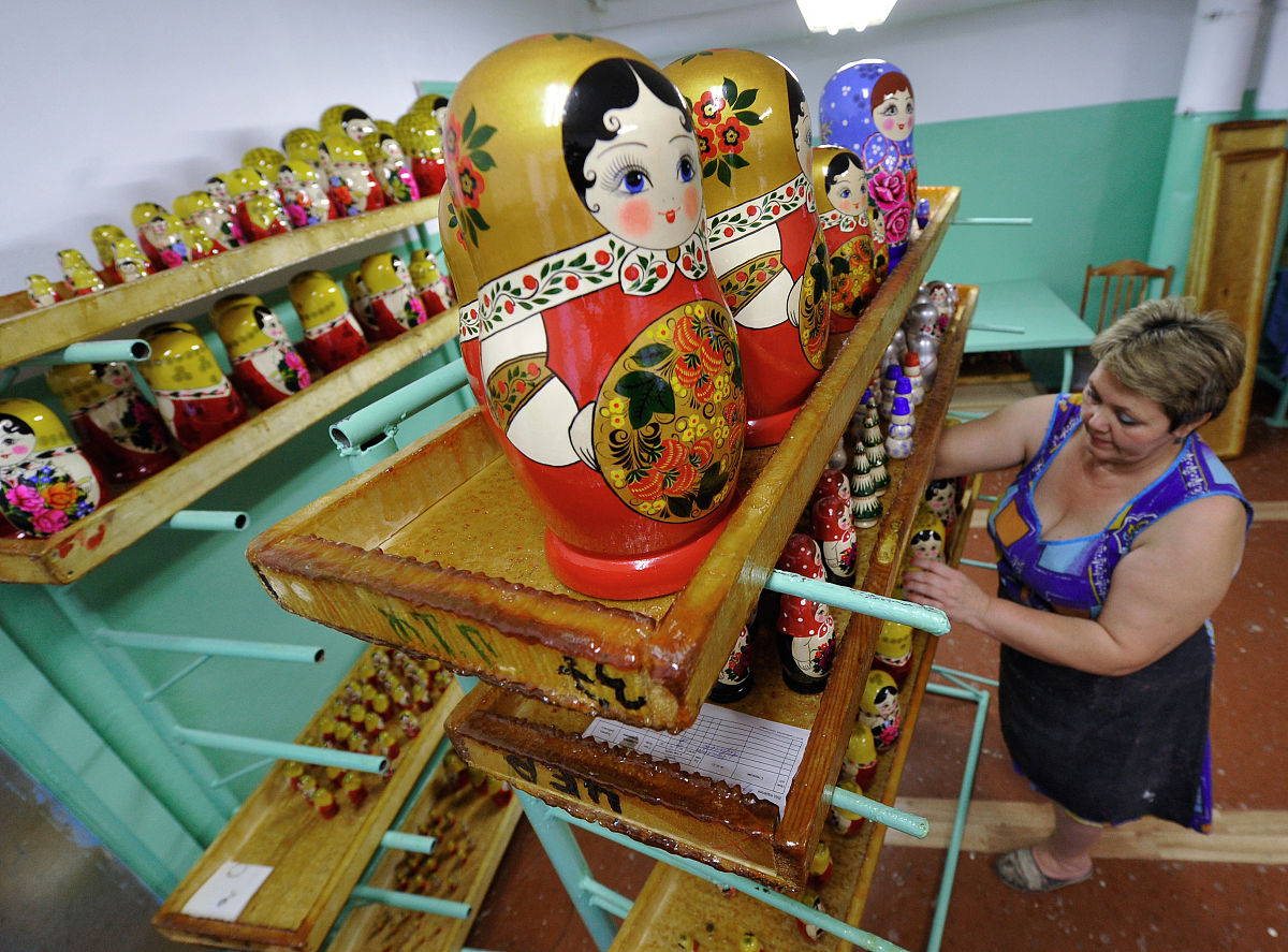 2011年10月20日,俄罗斯谢苗诺夫,khokhloma绘画艺术的工人将成品放入