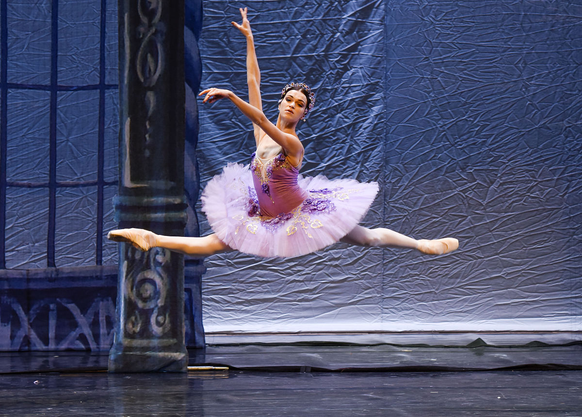 舞蹈动作是舞者们通过身体语言和表情来表达情感和思想的重要手段。在《天鹅湖》中舞者们的舞蹈动作非常精致和流畅充满了芭蕾舞的优雅和高超技巧。例如天鹅公主的舞蹈动作非常轻盈充满了优美和柔和的气息。她的身体姿势和动作非常精细展现了舞者们高超的技巧和专业水平。而黑天鹅的舞蹈动作则充满了力量和犀利感让观众们感受到了她的尖锐和狡猾。此外在《天鹅湖》中舞者们的舞蹈动作也充分表现了人物性格和情感。例如西吉弗德的舞蹈