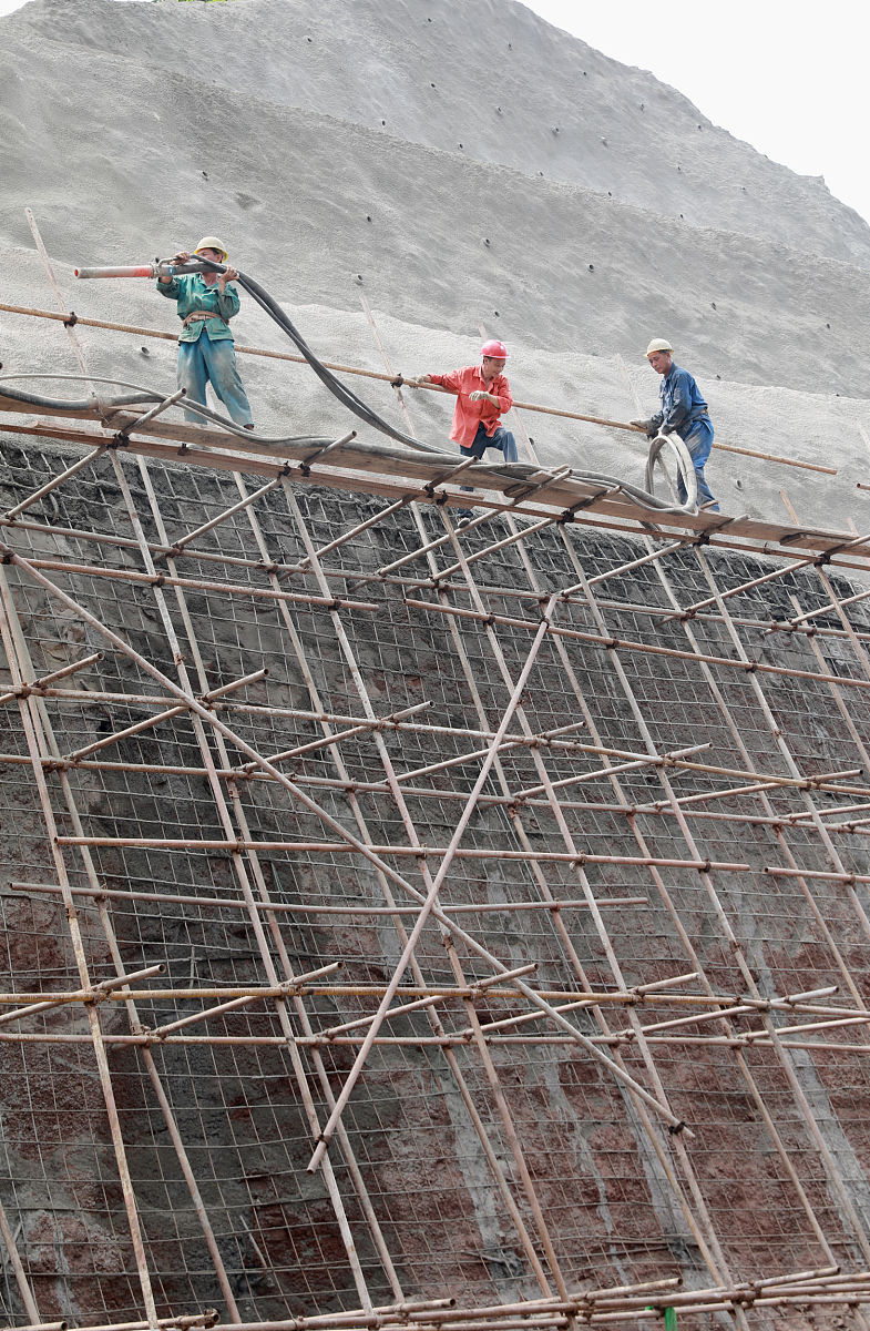 第二章 边坡支护技术概述	421边坡支护技术的重要性	422支护结构的设计原则	5第三章 土木工程施工中边坡支护技术主要结构	631桩锚支护技术	632喷锚支护技术	733土钉墙支护技术	734悬臂式支护技术	835地下连续墙技术	9第四章 城市土木工程边坡施工常见问题	1041边坡边坡修整工作中的问题	1042边坡土体变形方面的问题	1043工程设计与施工实际情况有很大的不同	1144基坑土体取