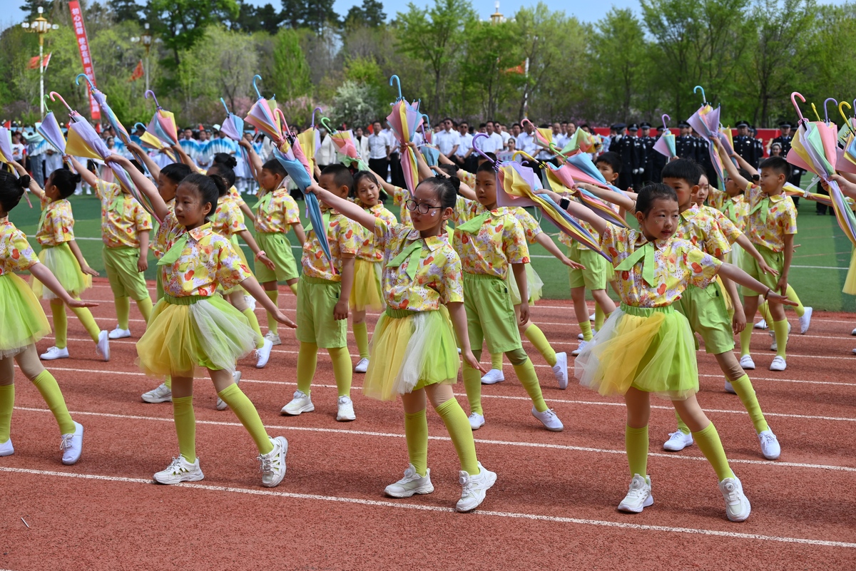 中小学春季运动会开幕式报道