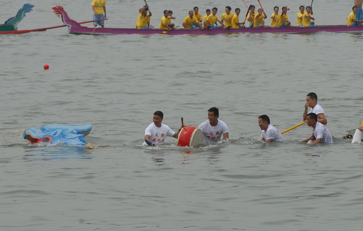 端午节划龙舟看图写话一年级
