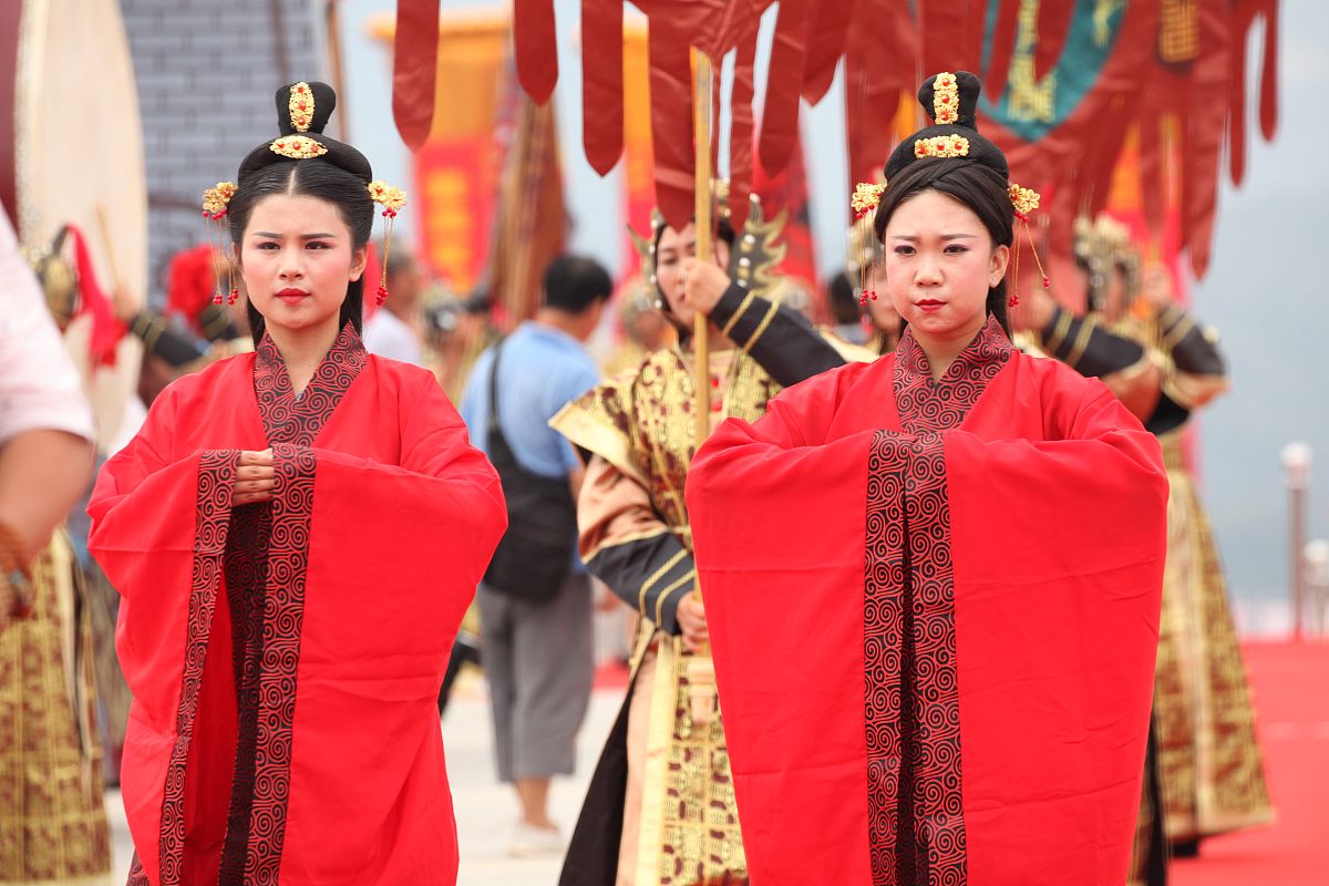 2017年8月26日,河南平顶山,"汉风古韵"大型汉式集体婚礼活动现场.