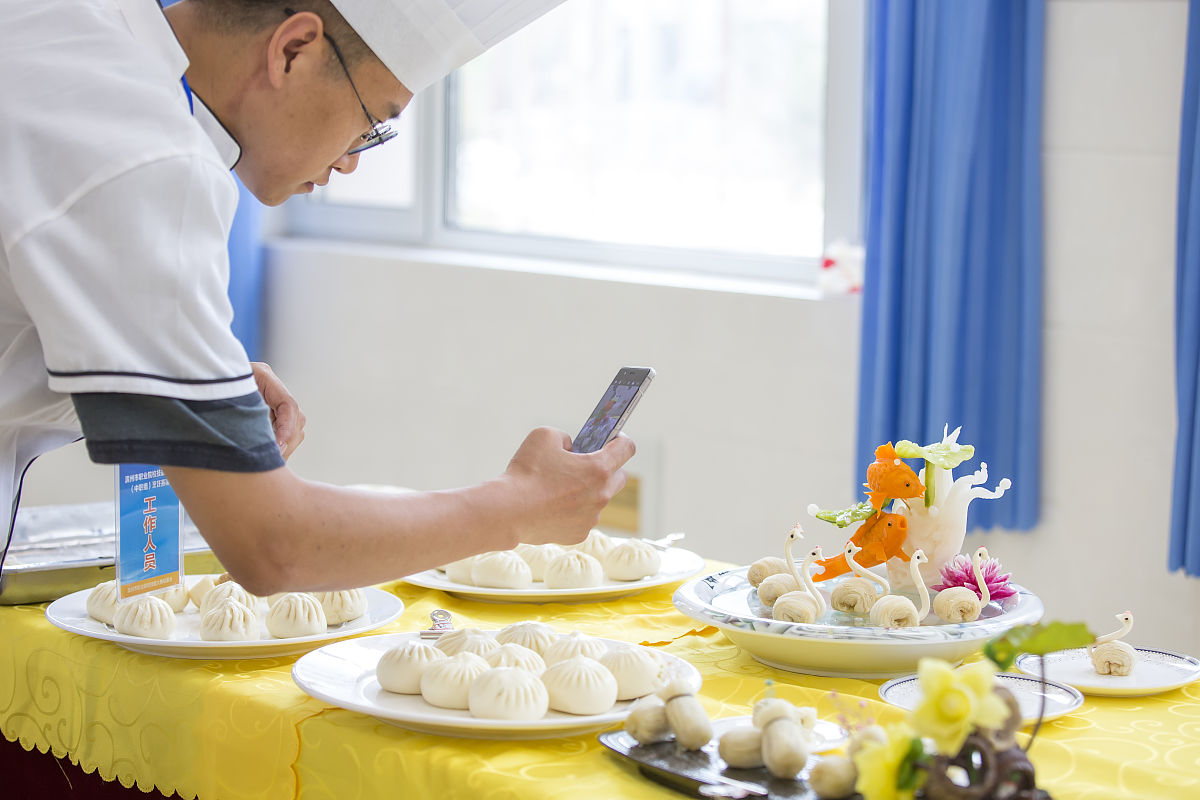 泸州市中等卫生职业学校招生电话：0830-8888888