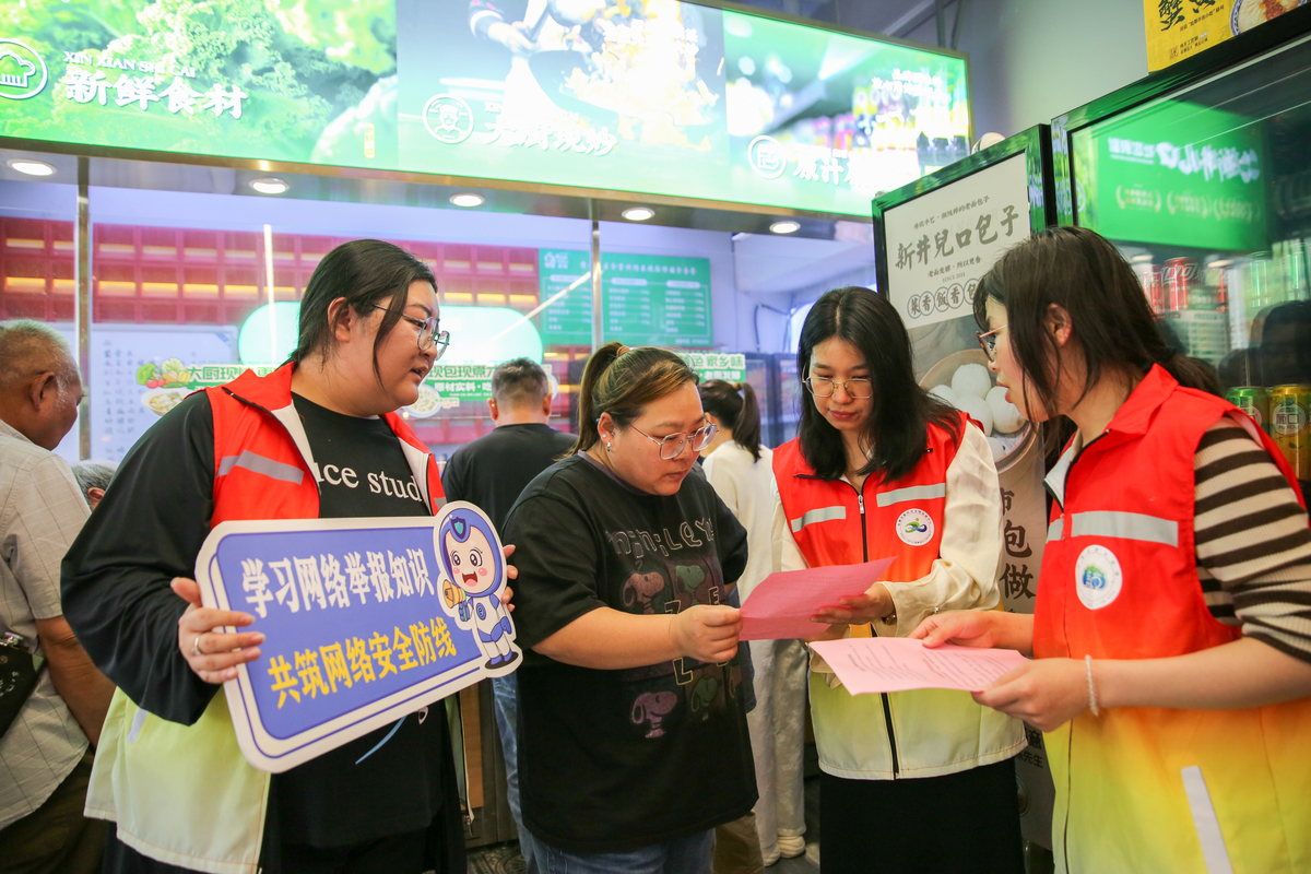 中山社区开展垃圾分类入户宣传活动，提高居民参与度