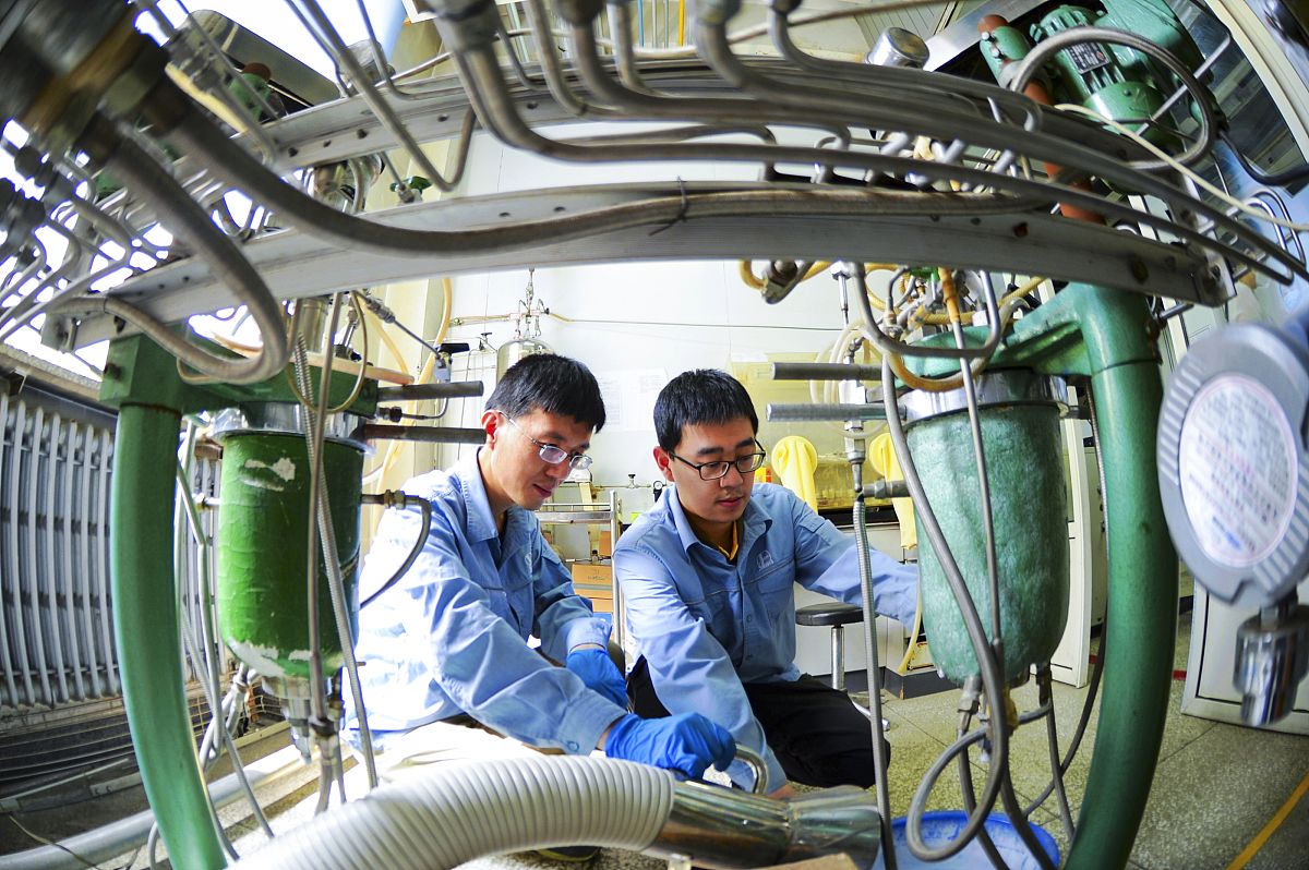 煤间接催化热解工艺的特点是催化剂对煤热解的一次产物和二次产物的产生都有催化作用。煤热解时催化剂与煤表面接触对一次产物的形成产生直接催化作用又与气态产物接触产生间 接催化裂解作用影响二次产物的形成。2种催化作用相比较由于固一固表面接触面积有限且不够紧密而固一气接触面积相对较大所以催化剂对热解气的催化裂解效果更明显。该工艺可选用天然矿石催化剂、负载型催化剂或煤基催化剂负载型催化剂所负载的有效成分可根据