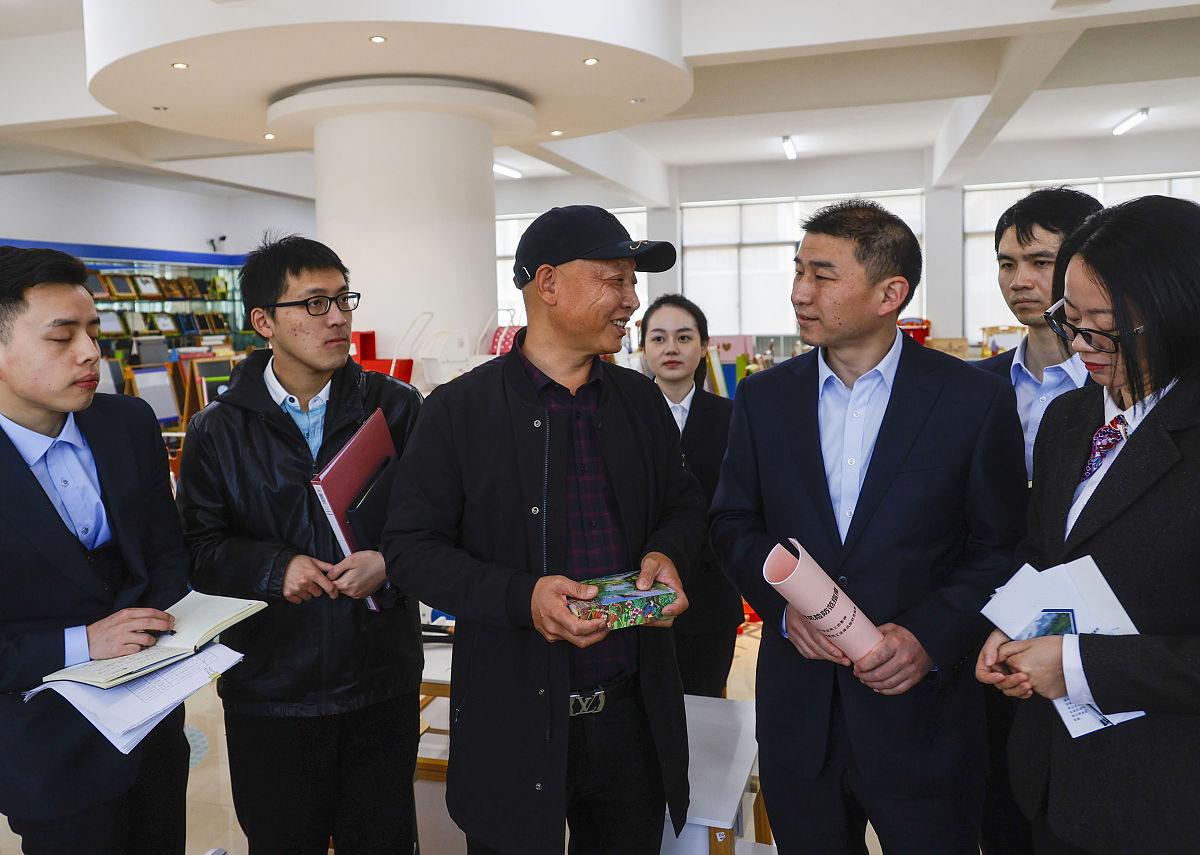 走访调研企业企业由二支行长营销探索融资工作