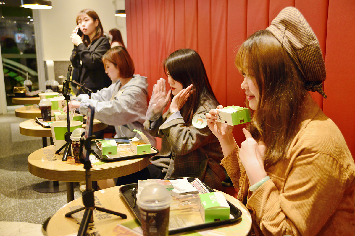 4月春游季节，酒店和民宿行业如果做直播带货，面向以下类型的用户：亲子家庭、白领、情侣、学生，具体组品搭配方案和抖音推广策略有哪些？