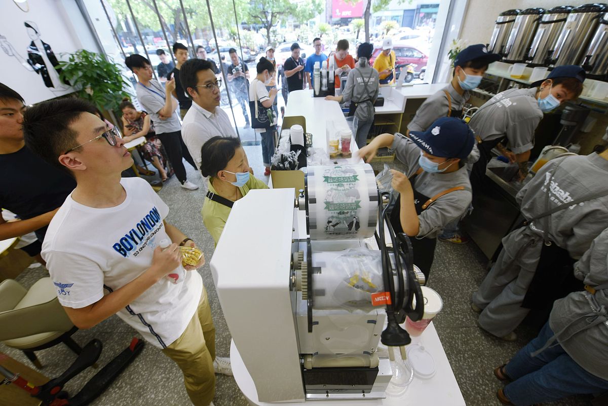 9月18日到9月22日期间青岛总部会提供工厂卖场等参观场地。翻译成日语邮件 使用敬语