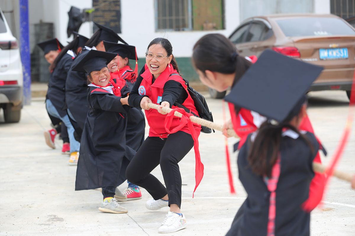 请帮我写一份关于迎新活动的视频拍摄脚本以及镜头场景布置