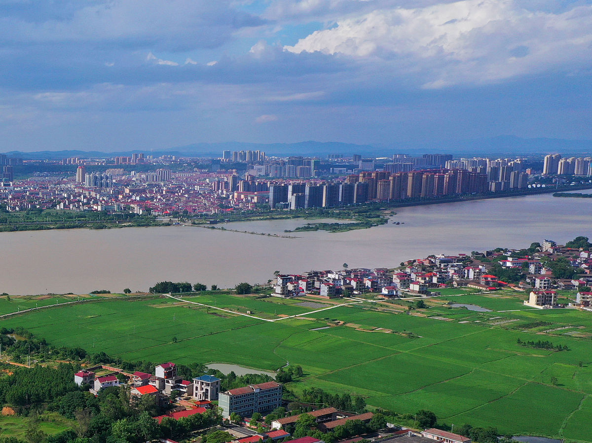 2021年5月26日,在江西省吉安市泰和县,空中俯瞰,夏日赣江风景如画.