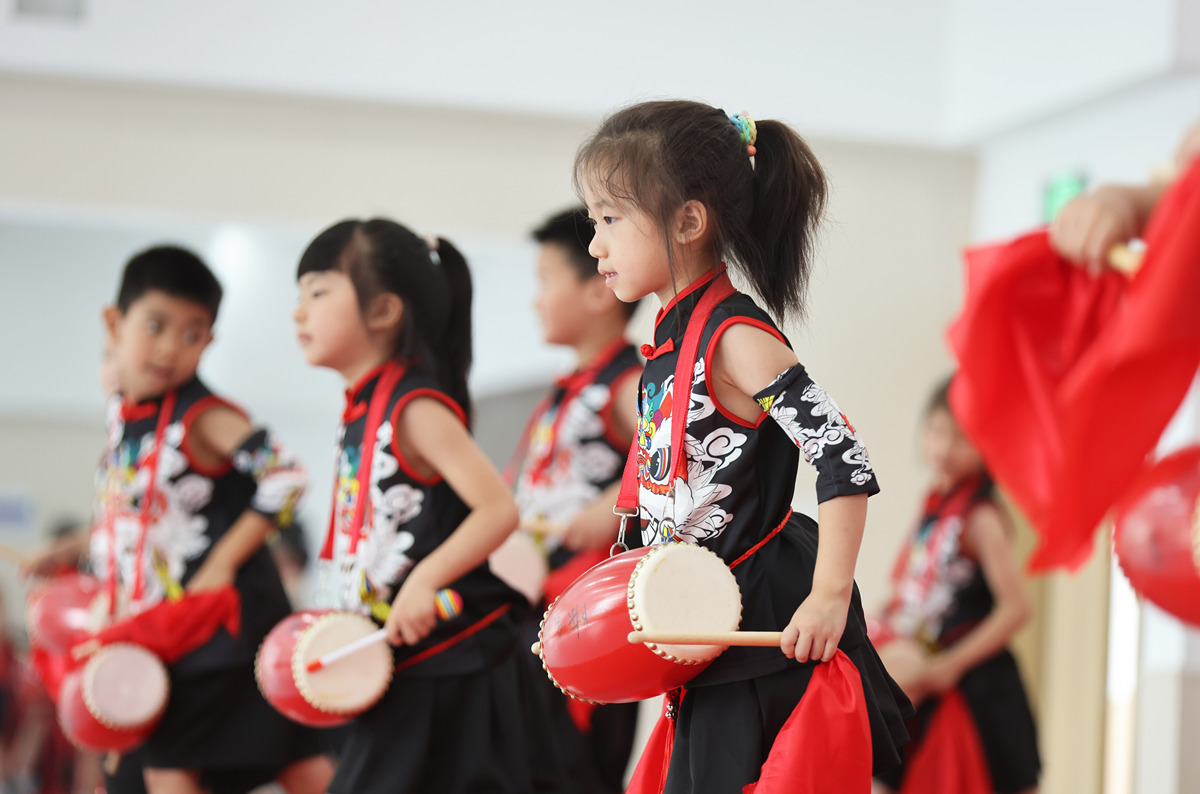 请写一个六一儿童节文艺表演介绍民乐串烧节目的主持词分两个主持人民乐团表演的节目有葫芦丝吹奏《金孔雀》中阮和竹笛演奏《吐鲁番的葡萄熟了》二胡齐奏《桥边姑娘》琵琶和古筝表演《琵琶行》。把下面的主持词融进去：A：你知道中国民族乐器有哪些吗？我们东辰一小就有一个专门的民乐团呢B：我知道一些比如有有二胡古筝琵琶A：还有竹笛和小阮、中阮、葫芦丝等乐器这些乐器各具特色可以演绎很多不一样的乐曲呢B：好期待呀！今天