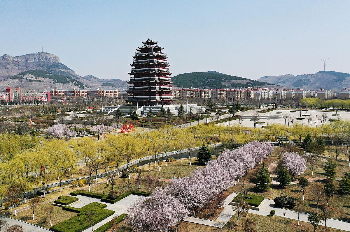 2021年3月17日,山东枣庄,山亭区文化休闲广场春花绽放,景美如画.