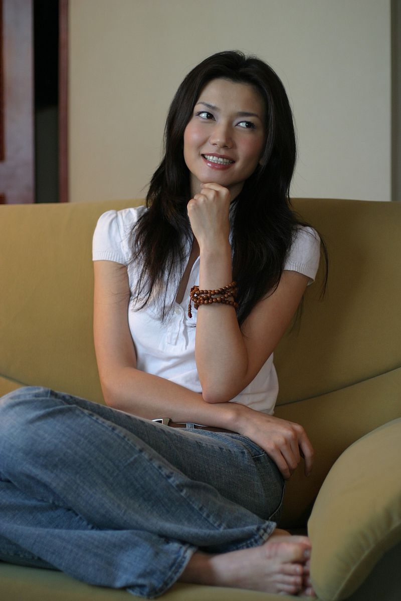 姜培琳  一个来自北方冰天雪地的女孩子,头上戴满了桂冠,被法国时装权