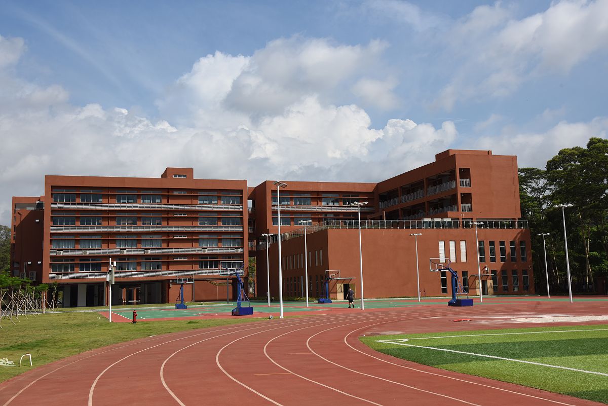2021年5月26日,广东省东莞市清溪镇,华中师范大学东莞附属中学,跑道.