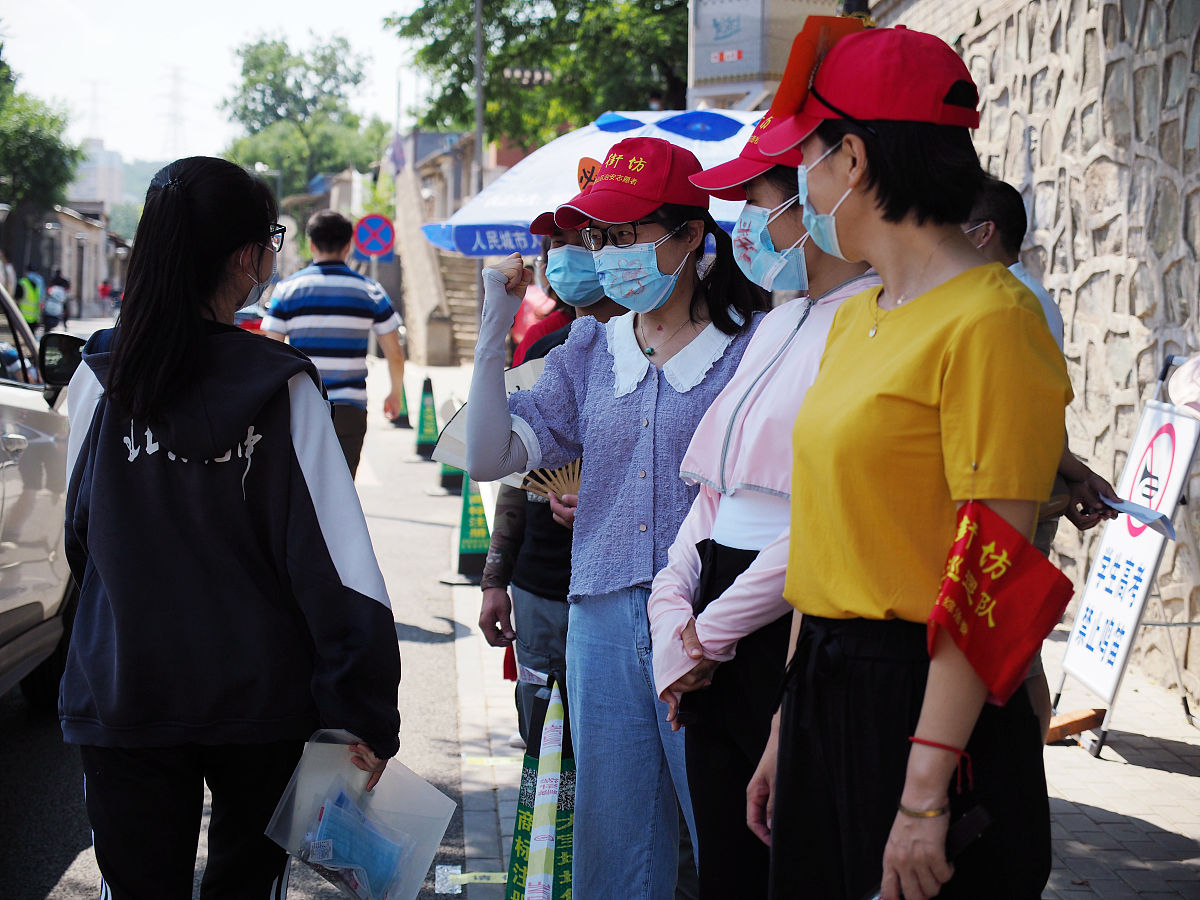 例文： 小暑大暑上蒸下煮。进入大暑节气骄阳似火热浪袭人。为进一步做好防暑降温工作今日工会再次开展送清凉活动给坚守在生产一线的员工送去防暑饮品将清凉送到员工手中把关爱送到员工心坎。天气炎热希望大家一定要注意做好防暑降温工作安全第一。 请以下部门派代表到综合管理部领取防暑饮品：帮我再编一个