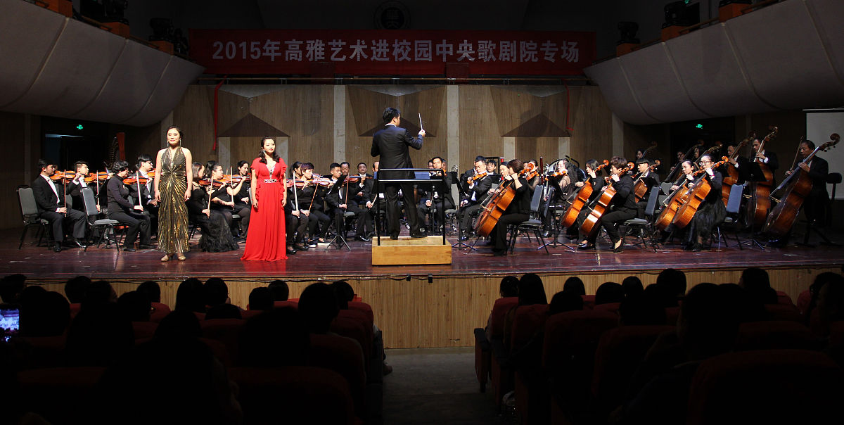 重新设计一个大学室内有关春天的活动