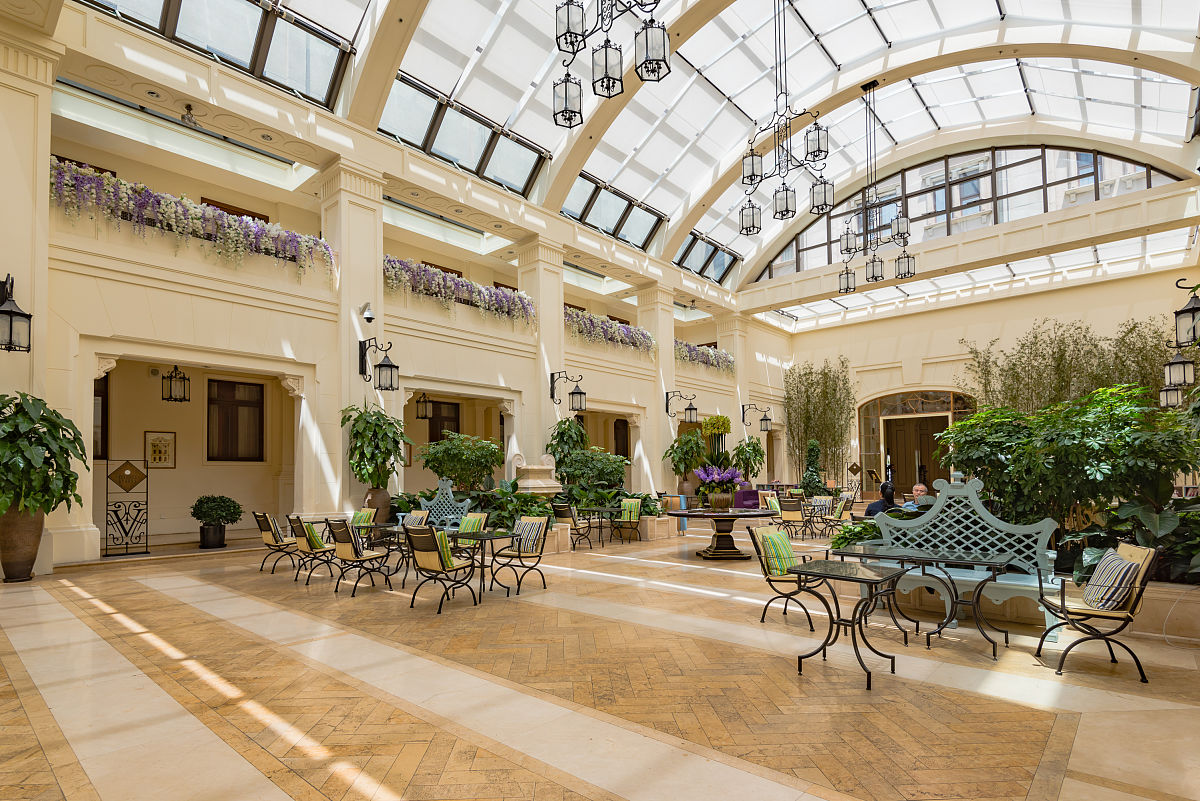 请从不干扰住客的活动的角度解释利顺德酒店如何平衡消费者和游客