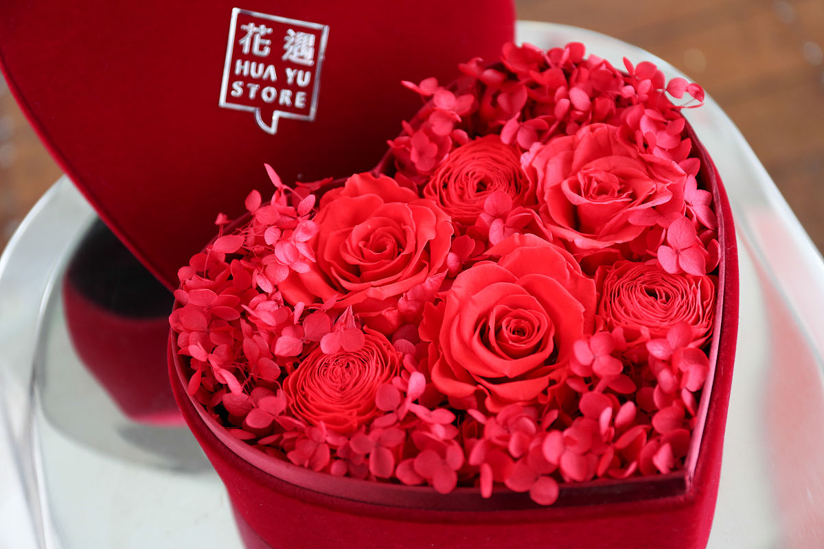 8、宠粉活动又来啦大家不要离开哦。喜欢主播的快给主播点个关注加入粉丝团主播不定期给大家发福利。99枝玫瑰大家平时去买要多少钱？大家可以在评论区打出来差不多都要上千块了对不对那今天主播给大家放福利只需1999元就可以抱走啦而且还支持大家选玫瑰颜色哦有粉的、紫的、蓝的等等每种每玫瑰都有不同的寓意但玫瑰都是爱的表达。优化扩充上面这段话。