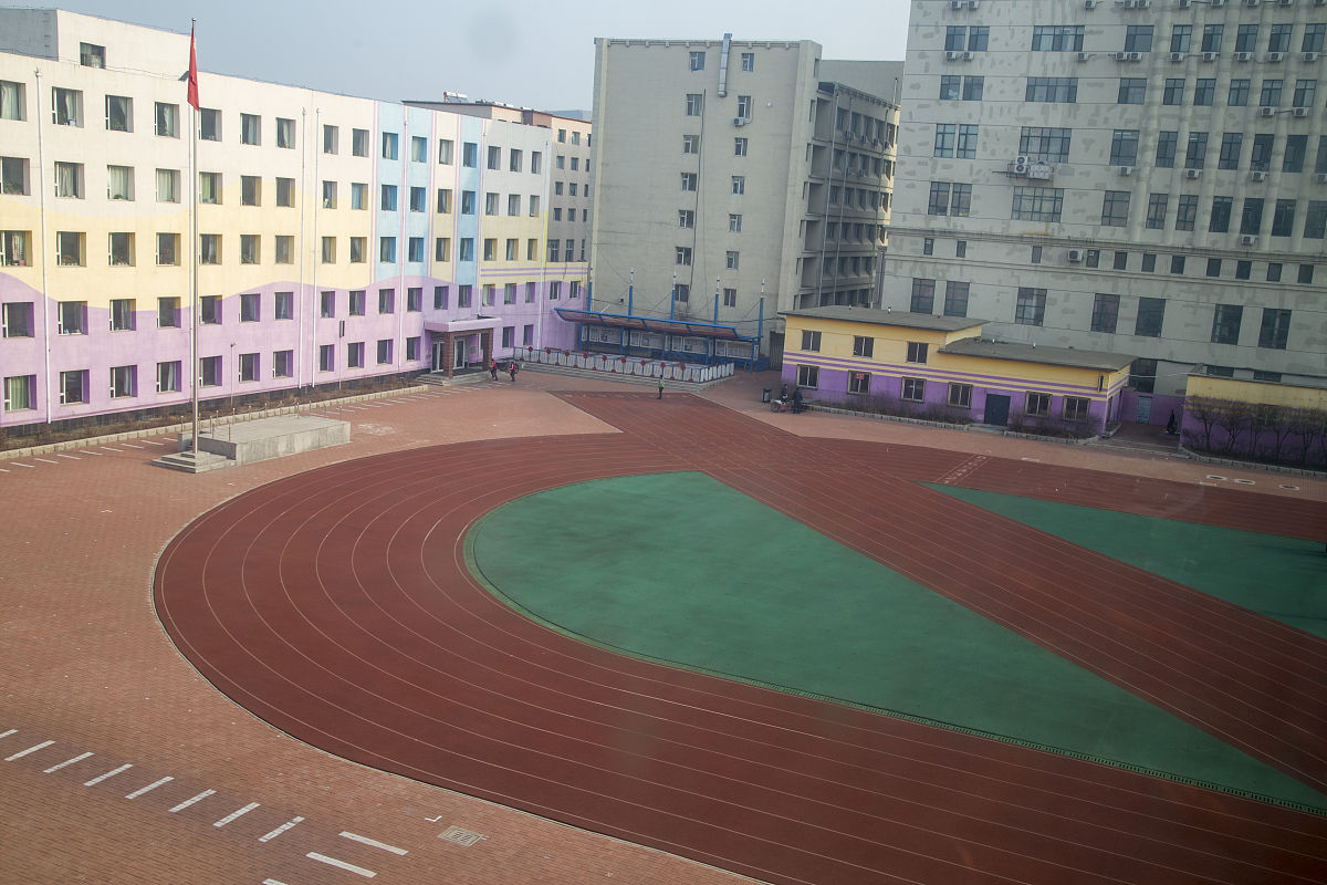2017年12月7日,吉林市船营区第四小学的塑胶操场,学生们在玩耍.