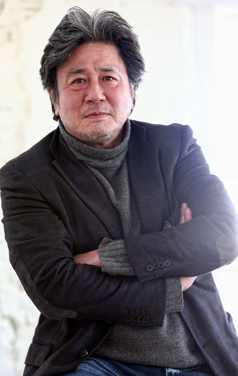 2013年2月7日讯,首尔,韩国电影演员崔岷植拍摄写真."韩通社:pyh201302