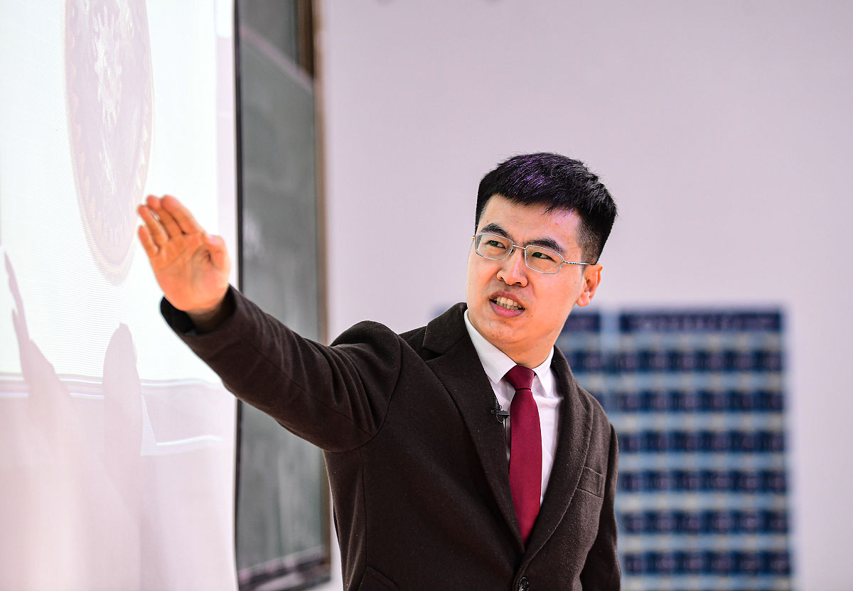 2021年12月17日,学生在沈阳农业大学第一教学楼上课.