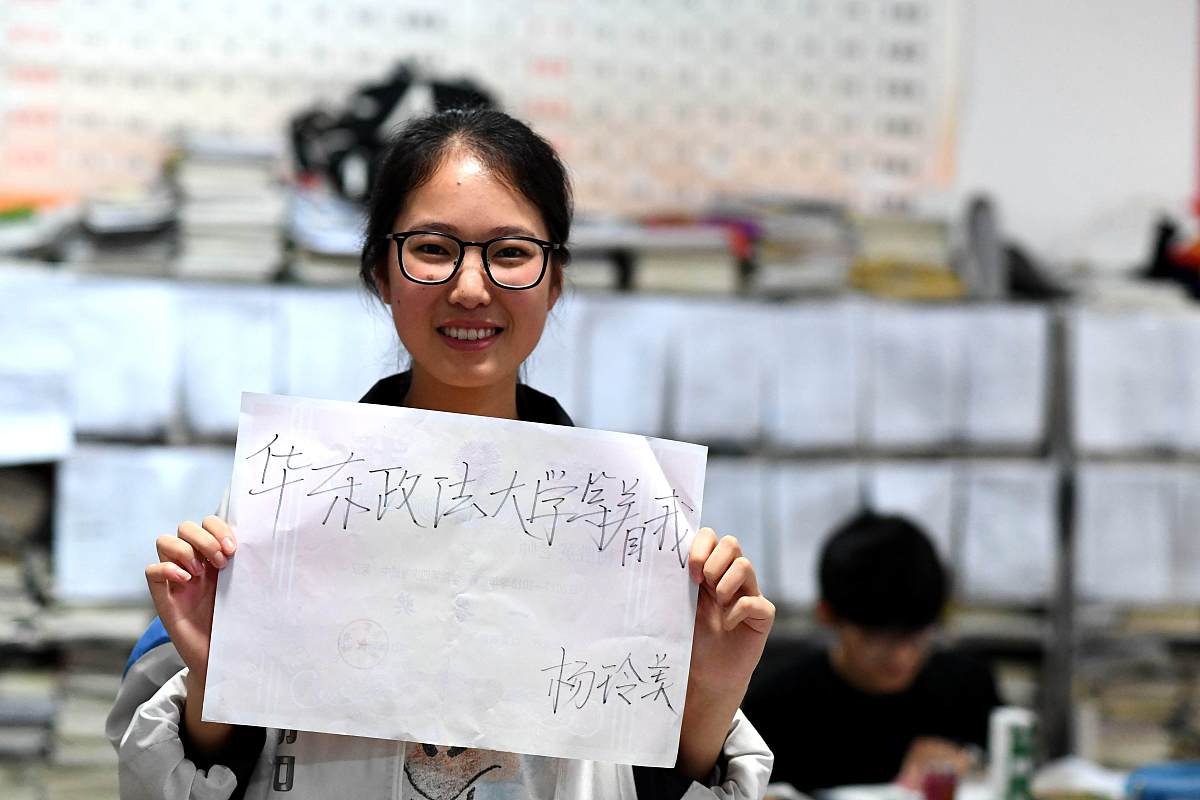 帮我组织一下这篇文章调理清晰加一些激励少年的话再加上高考的片段 很荣幸能在你成人礼之际给你写一封信祝贺你成为一个成年人。在这个特殊的日子里我想分享一些我的感受和经验希望能对你有所帮助。成人礼意味着你的人生即将进入一个新的阶段你需要更多地靠自己而不再是一个孩子。所以我希望你要有足够的责任和担当对你的生活和工作负责。你需要具备独立思考的能力遇到困难时不逃避主动承担责任并积极思考解决问题的方法。我并不要