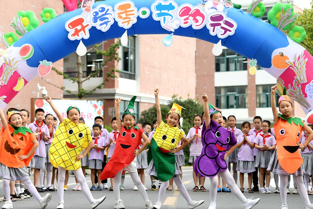 我是一名幼儿园教师现在要举办一场六一活动主题跟幼儿成长丰富孩子的生活相关。请您帮我策划下这个活动内容。