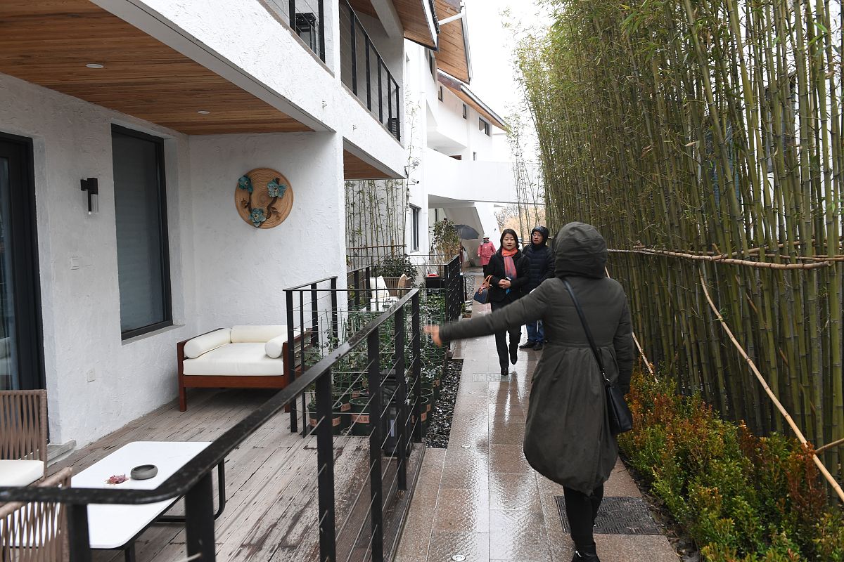 写一首表达梦想情绪的中文乡村歌曲歌曲表达的主题为团结歌词结构为verse1、verse2、Pre-Chorus1、chorus1、chorus2、verse3、verse4、chorus3、Bridge1、chorus4并确保chorus1、chorus2、chorus3、chorus4、verse5、Pre-Chorus2、chorus5、Bridge2、歌词不重复每段歌词结尾使用中文yingy