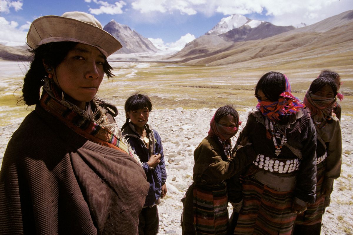 艺术源自生活地理环境是影响文化取向的重要因素直接影响着人的心理观念和行为。特定的人群在特定的生存条件下会展现独特的生存行为。西藏地处高原地区平均海拔在 3000 米以上阳光充沛气候冷暖多变藏区大部分地区昼夜温差很大。这种反差极大的自然条件变化使人们的生活样貌也呈现出同样的特点因此必须注重平衡兼顾。例如在西藏气温最高的七月份藏族人白天只穿一件单衣甚至赤臂但是到了夜间会出现霜冻气候因此人们用半披挂的穿