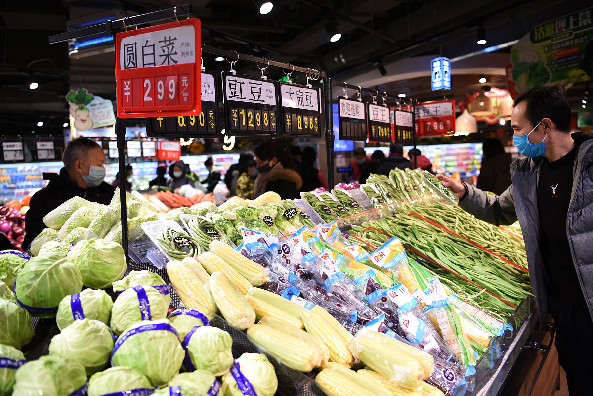 2021年2月2日,河北张家口,市民在宣化区一家商场采购商品.
