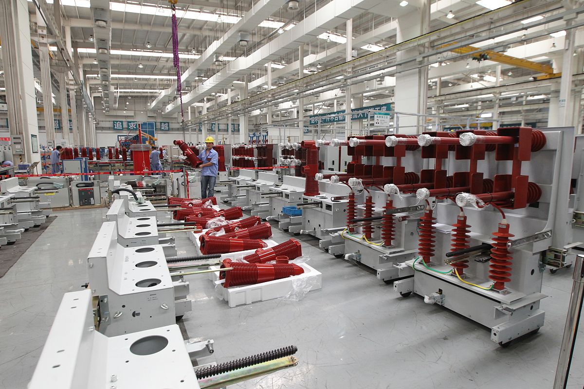 制订一套高低压开关成套产业投资方案。方案要含占地面积6000平米、总投资、工艺流程、制造设备名称和数量、年利税额利税额预计为1500万元人民币的详细计算、能解决多少就业岗位、每年高低压柜体钢材耗量的计算等数据。