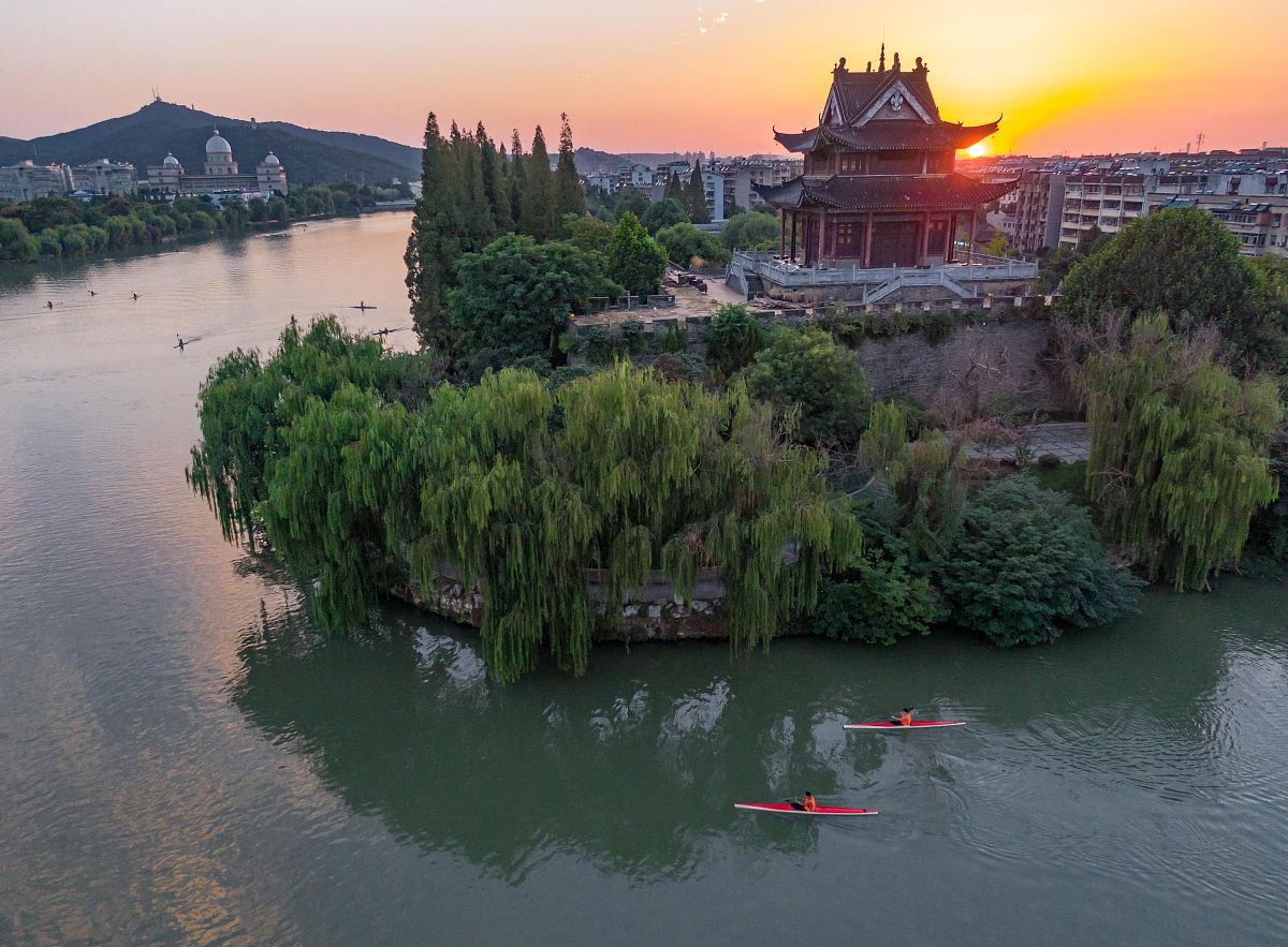 2020年9月17日,湖北省襄阳市,皮划艇运动员们在襄阳古城护城河进行训