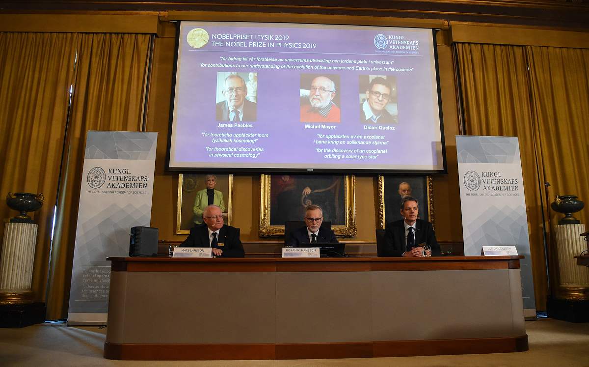 当地时间2019年10月8日,瑞典斯德哥尔摩,瑞典皇家科学院将2019年诺贝