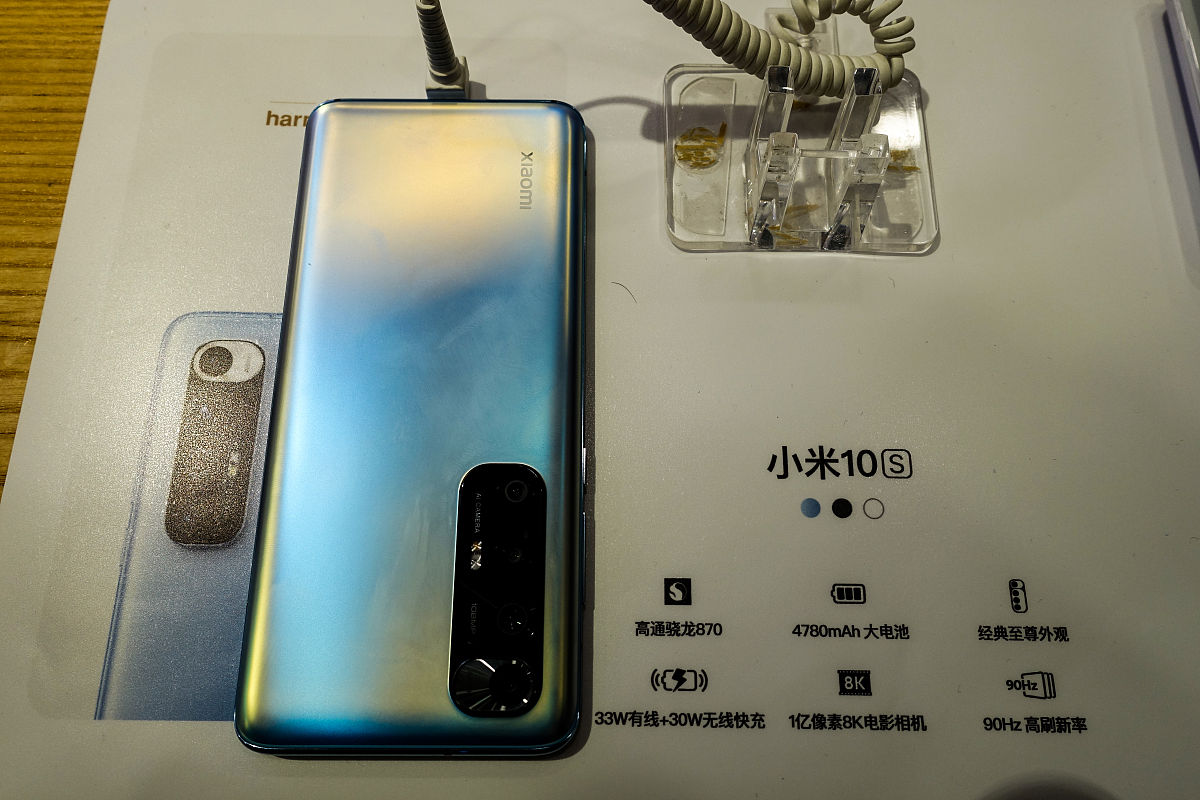 小米10s 后盖设计：45度斜角，提升握持感和防滑性