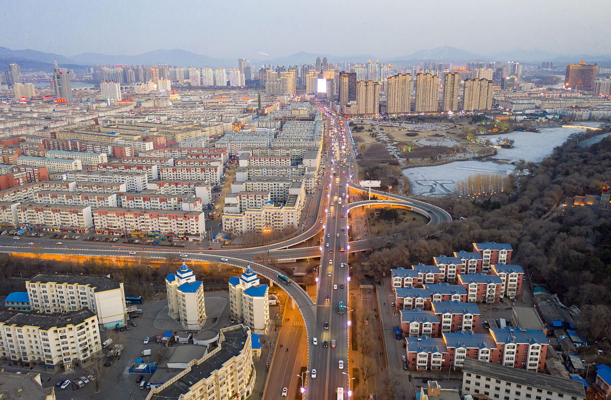2020年4月1日,航拍夜色下的吉林市船营区越山路车水马龙.