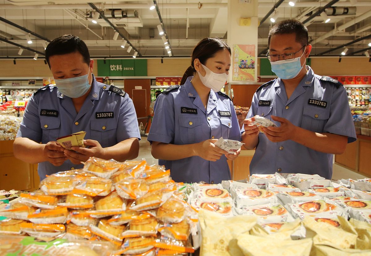 请以以下资料作为参考写一篇全新的稿件需要新的标题。内容不少于1500字。原稿如下近日湖南省株洲市餐饮行业协会公布的一份文件显示该市多家餐企向该协会反映当地一对晏姓父子利用餐企销售拍黄瓜等凉拌菜无冷食类食品制售许可证这一由头通过频繁举报要求餐企高额赔偿自2020年至今竟举报49次。被举报餐企认为相关举报系恶意举报纷纷联名反映。卖拍黄瓜等凉菜为何会引来职业打假？卖拍黄瓜到底需要什么资质？记者采访了解到