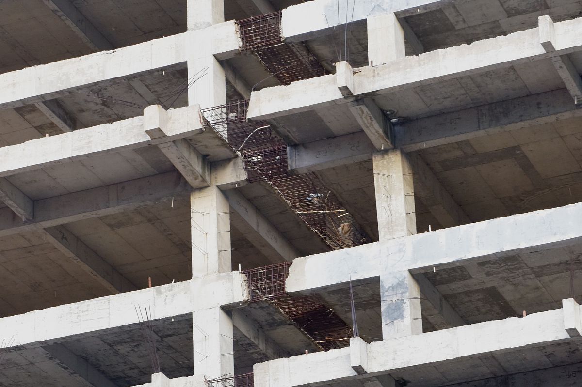 使用中文优化一下这段话使之具有学规范性同时语句通顺符合逻辑：钢连梁与组合墙肢的屈服点趋近