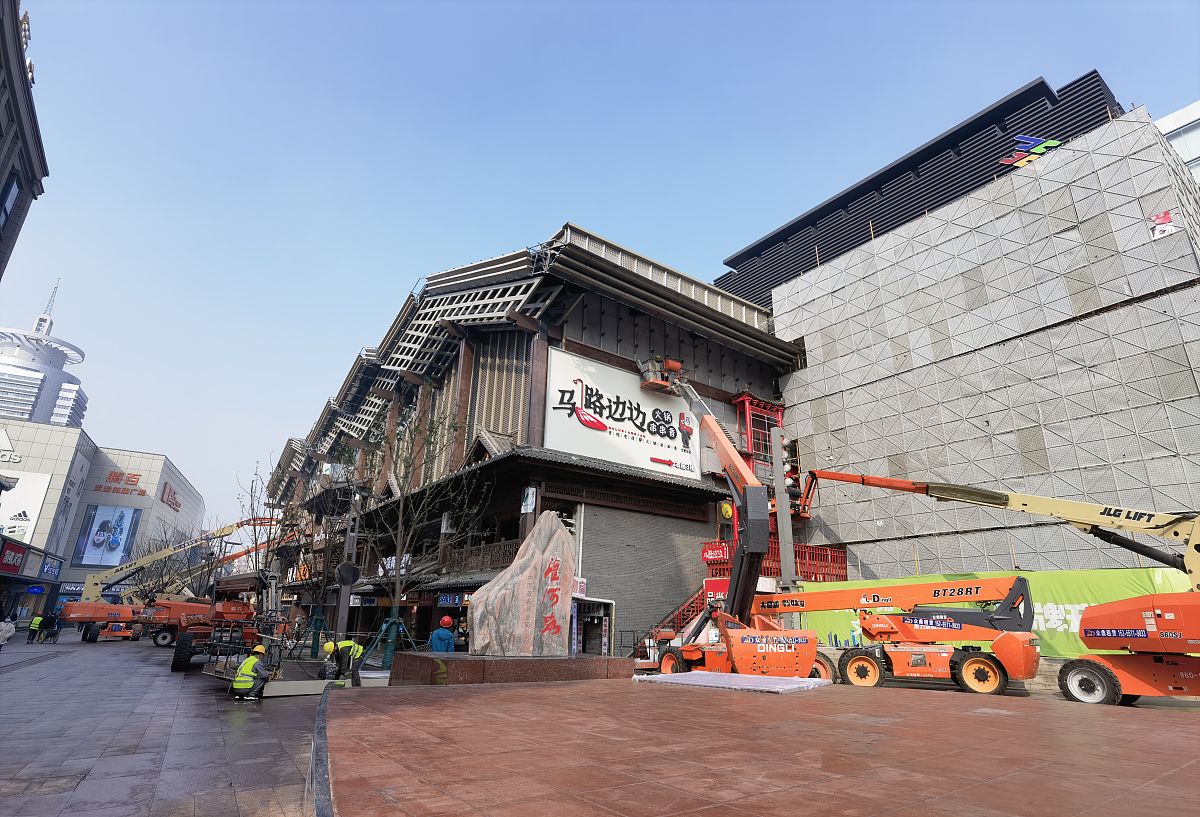 2021年11月18日,合肥淮河路步行街进行改造升级.