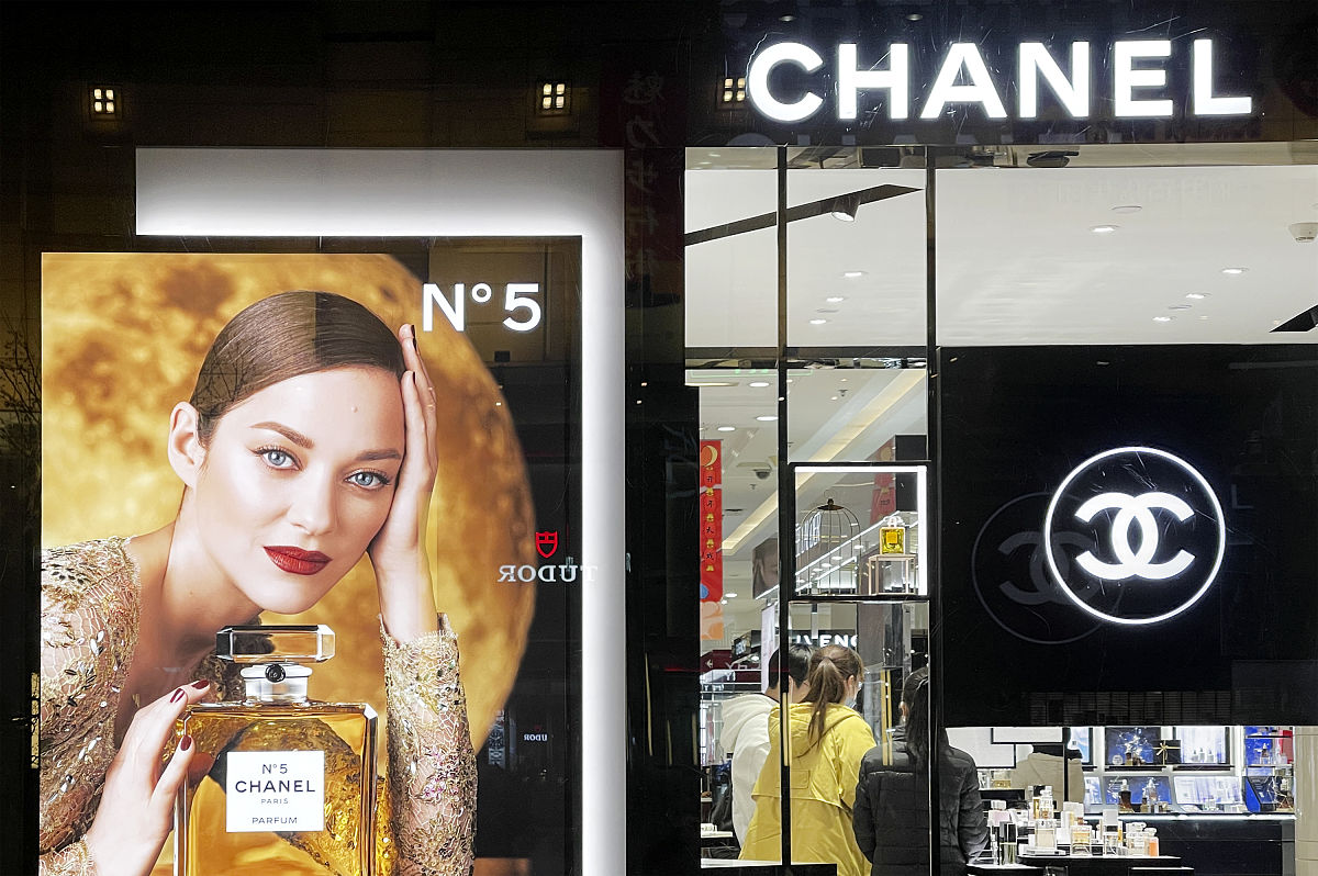Part 1 Using at least 6 academic sources explain and critically evaluate proposed processes and elements of brand storytelling in building luxury brands Part 2 Using a storytelling processframework a