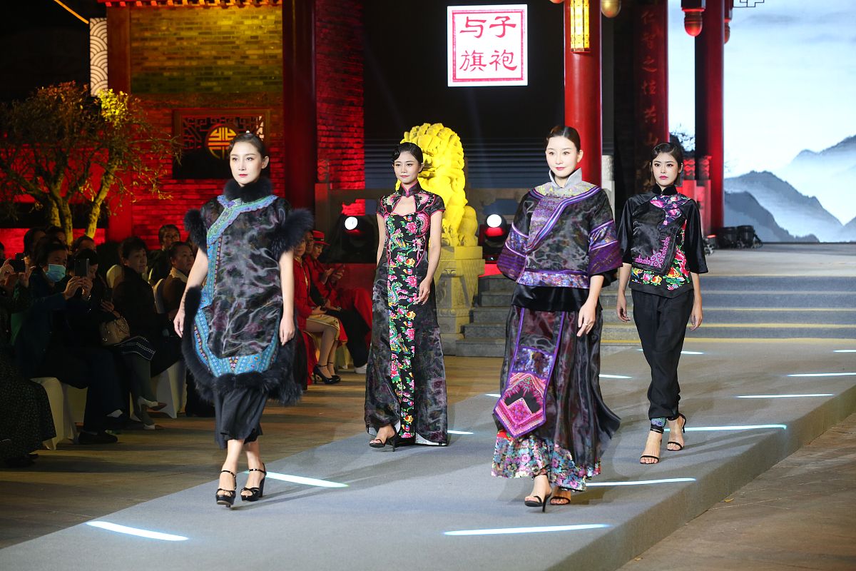 以一条建筑风格为民国风的步行商业街为背景创作一个沉浸式换装跑团式详细剧本突出线性跑团可加入手机AR元素步行街内有超大BB机和大哥大等雕塑可以借用还有一段残破建筑街道要求剧本中不要出现谋杀、阴谋之类的字眼剧情积极向上要注重趣味性和对年轻人的吸引力整体时长在两小时以内