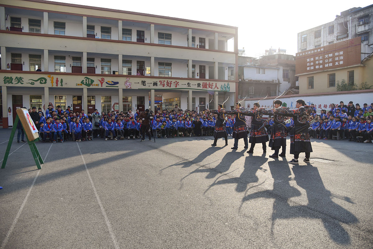2019年11月28日,安徽阜阳,中国传统弓走进颍州区鼓楼小学,阜阳射箭协