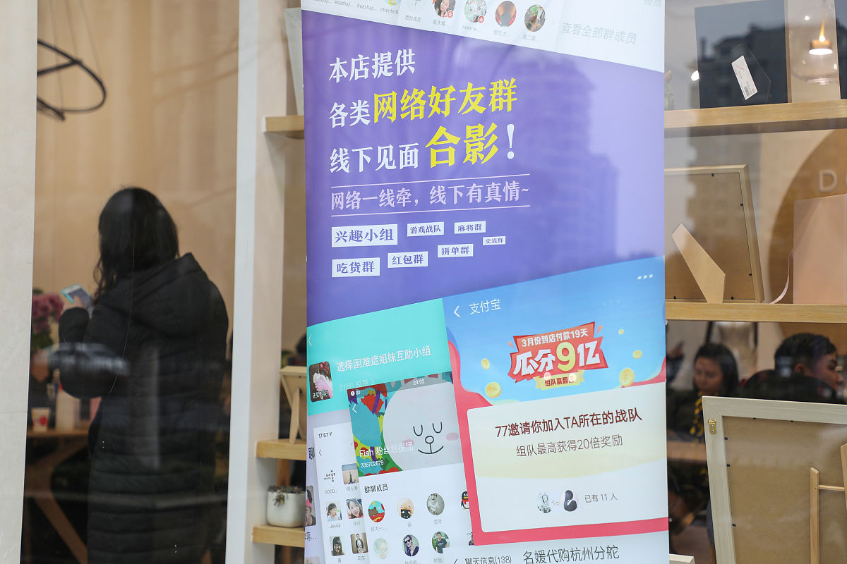 目前有一家摄影工作室工作室有可打卡的场景及一只可打卡的小羊我想推出撸羊+饮品+打卡的模式做一个海报然后想让地推方式引流到店那这个地推方式的卡片用什么营销方式比较好？我们有上美团我们这边有一个大型商场万达人流量很大我在想可不可以做什么类型的地推卡片来获客呢