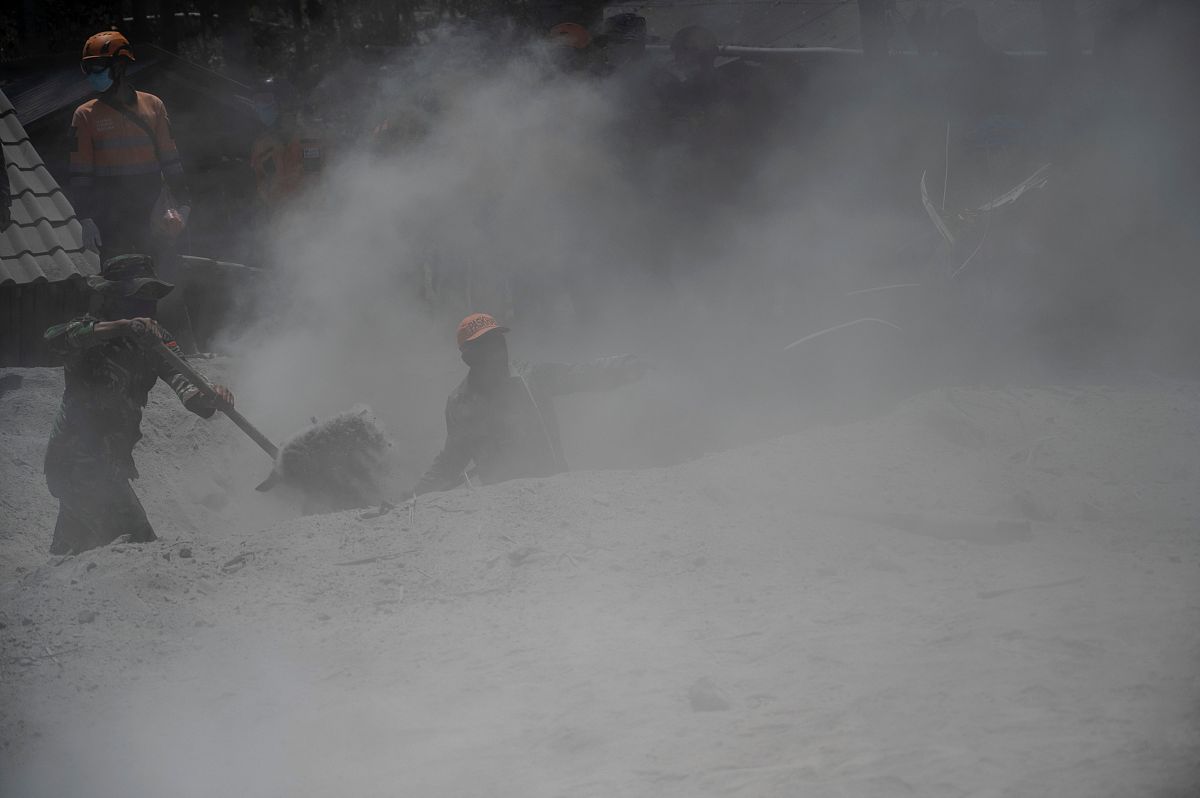 当地时间2021年12月7日,印尼东爪哇省,印尼塞梅鲁火山喷发,致死人数升