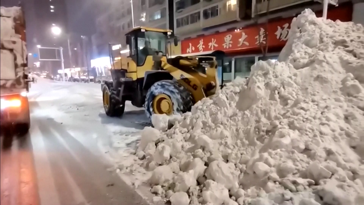 2021年11月10日,吉林白城遭遇暴雪侵袭,推土机清理积雪.(视频截图)