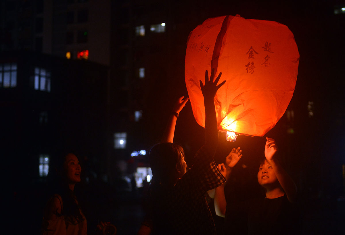 梦见朋友家在跳花灯