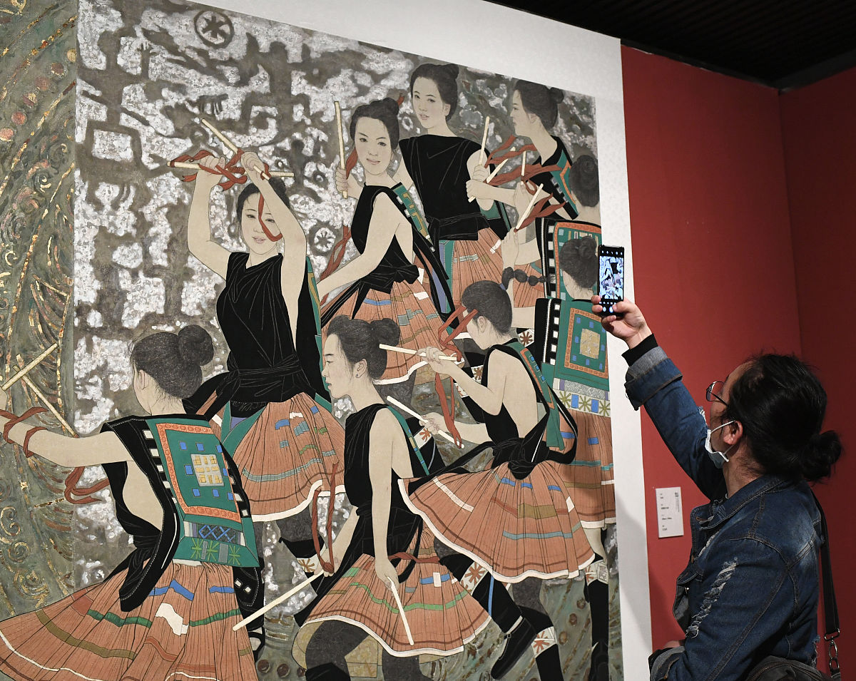 2021年4月22日,江苏南京,参观者在江苏省美术馆观看展出的中国画作品.