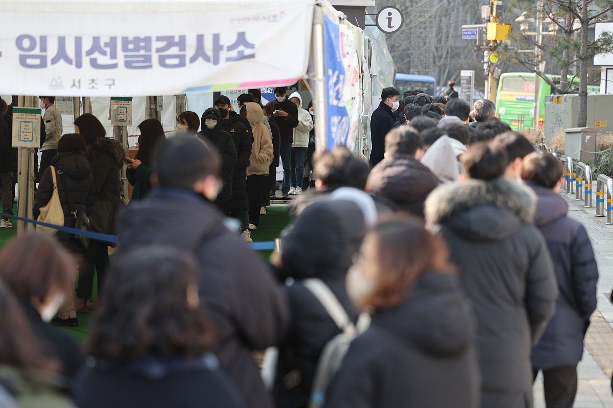 当地时间2022年1月26日,韩国首尔,民众排队进行新冠检测.据韩联社报道