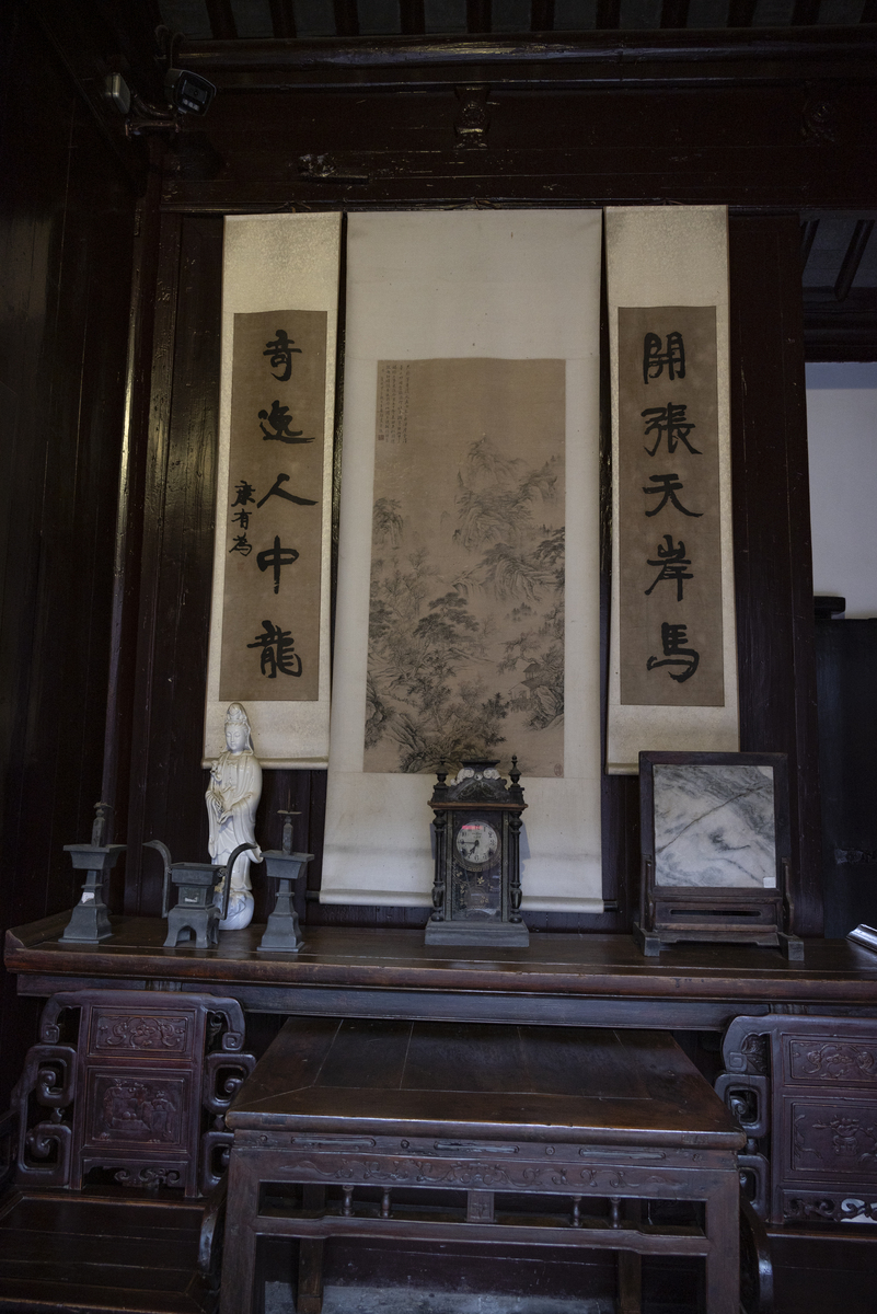 把这段古文译为现代汉语：公讳春霖号杏村字仲默晚号梅阳山人。曾祖讳奋銮祖讳文波邑庠生父讳希濂同治乙丑举人。公气调英拔然操行纯笃言必顾行少作言志对长老咸目为伟器。弱冠补弟子员六应科岁试五冠其曹以辛卯举人中甲午进士由庶吉士散馆授检讨。庚子京师乱遂南归壬寅归朝充武英殿篡修国史馆协修甲辰补御史掌江南道历新疆道兼署辽沈河南四川诸道监察御史首论都御史某公冒烟禁不宜长御史台闻者耸慑时项城帅直权倾天下公论列十二事虽