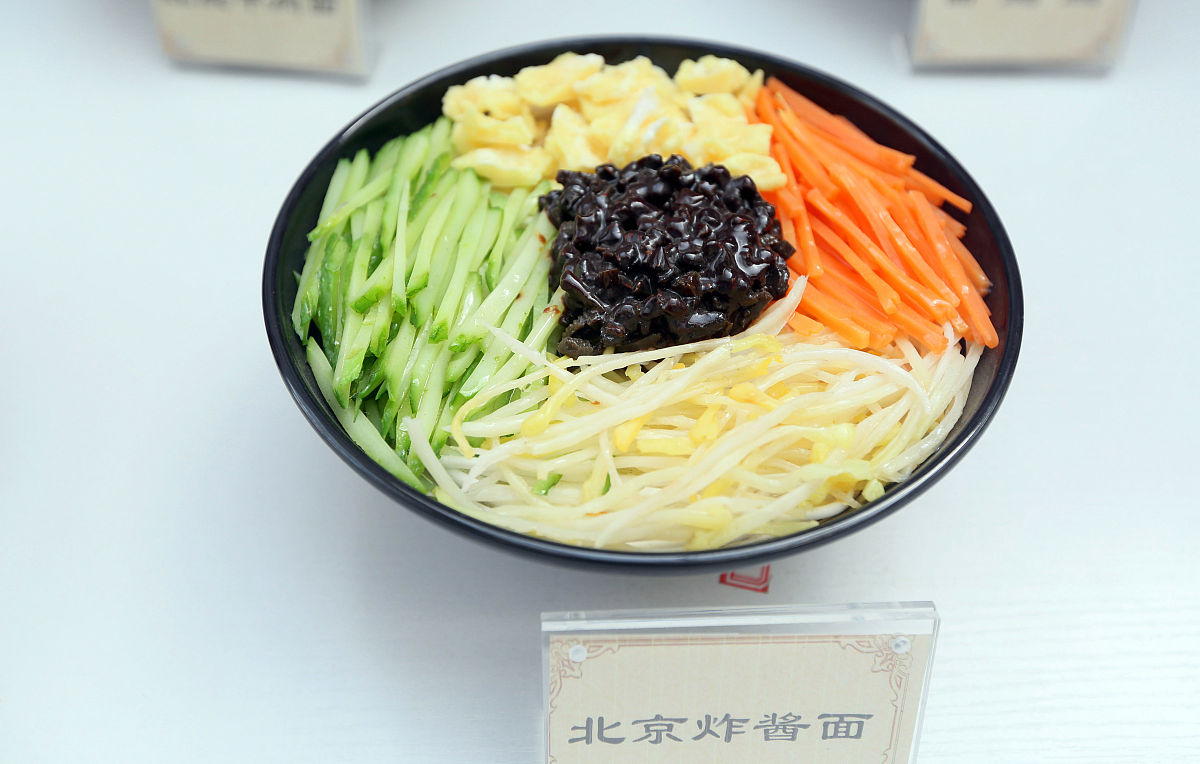 帮我写一个企业餐厅宣传片的开头语能体现出中国文化诗句的感觉